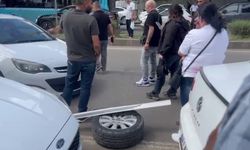 Seyir halindeki otomobilin tekerleği koptu