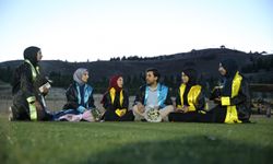 Öğrencileriyle birlikte okuduğu üniversiteden mezun oldu
