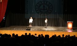 Siirt'te lise öğrencileri şiir ve müzik dinletisi sundu