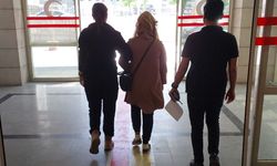 Mağazadan kıyafet hırsızlığı güvenlik kamerasında