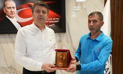 Temizlik personeli Naim Erdil, içinde para ve ziynet eşyası bulunan cüzdanı sahibine teslim etti  - Videolu Haber