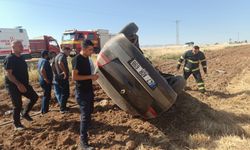 Tarlaya devrilen otomobildeki baba ve kızı yaralandı