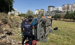 Adıyaman'da şarampole devrilen otomobildeki 2 kişi yaralandı