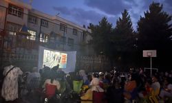 Öğrenciler açık havada aileleriyle birlikte film izledi