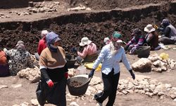 Çayönü Tepesi'nin kadın işçileri "tarih" kazıyor