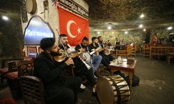 500 yıllık mağara kafede ziyaretçi yoğunluğu yaşanıyor