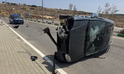 Kilis'te devrilen hafif ticari araçtaki 4 kişi yaralandı