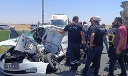 Otomobil ve beton mikseri çarpıştı, 2 ölü, 1 yaralı.
