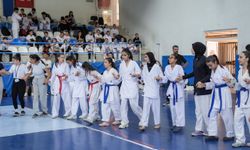 Önce karate sonra halay çektiler.