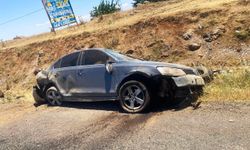Şarampole devrilen otomobildeki 3 kişi yaralandı