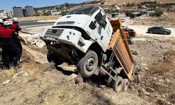 Şarampole düşen kamyonun sürücüsü kepçeyle kurtarıldı