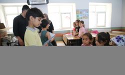 Siirtli öğrenci kampanyayla topladığı kitapları babasının ilk görev yaptığı okula ulaştırdı