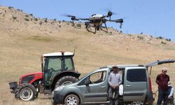 Siirt'te çekirgelere karşı dronla ilaçlama yapılıyor