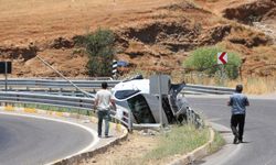 Siirt'te devrilen otomobil hasar gördü