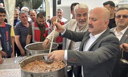 Adıyaman'da vatandaşlara aşure dağıtıldı