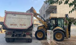 Batman'da 2 metruk yapı belediye ekiplerince yıkıldı