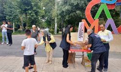 Sıcaktan bunalan vatandaşlara su ve limonata ikram edildi