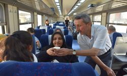 Batman'da tren yolcularına sıcak havada soğuk ayran ikramı yapıldı