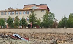 Diyarbakır'da şiddetli rüzgar okulun çatısını uçurdu