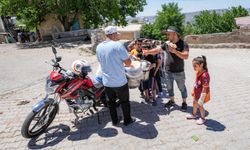 "Dondurmacı Selahaddin" motosikletiyle 34 yıldır kırsaldaki çocukları serinletiyor