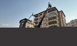 Gaziantep'te apartmanın çatısı yangında hasar gördü
