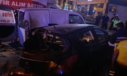 Mardin'de hafif ticari araç ile otomobilin çarpıştığı kazada 4 kişi yaralandı