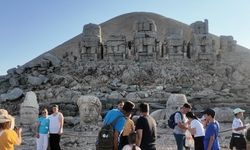 Nemrut Dağı'nda ziyaretçi yoğunluğu artıyor