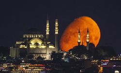 Süleymaniye Camii ve Ay Muhteşem Bir Görsel Şölen Oluşturdu