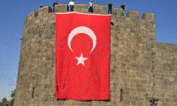 Tarihi Diyarbakır Surları'na Türk bayrağı asıldı