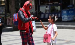 Türkiye'yi gezen "Örümcek Adam" Siirt'te