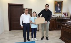 Kaymakamdan LGS birincisine bilgisayar ödülü