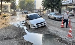 Adıyaman'da çöken yolda mahsur kalan araç kurtarıldı
