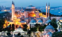 Ayasofya Camii’nde Kitap Yakarak Halıyı Ateşe Veren Şüpheli Tutuklandı 