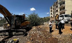 Besni’de Orta Hasarlı Binaların Yıkımı Başladı