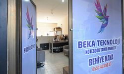 Bilgisayar tamircisi kadın, mesleği stajyerlere öğretiyor