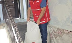 Diyarbakır'da Kızılay ihtiyaç sahibi ailelere yardım ediyor