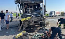 GÜNCELLEME - Mardin'de halk otobüsü ile tırın çarpıştığı kazada 1 kişi öldü, 9 kişi yaralandı