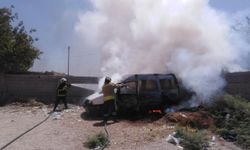 Mardin'de park halindeki hafif ticari araç yandı