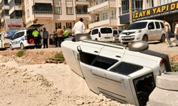 Otomobil manevra yaparken çukura düştü: 5 Yaralı