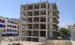 Şanlıurfa'da standarda uymayan 5 katlı apartman müteahhit tarafından yıktırıldı