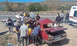 Adıyaman'da çarpışan iki otomobilin sürücüsü yaralandı