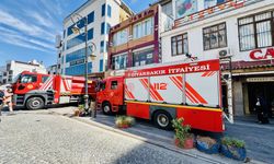 Diyarbakır'da ayakkabı deposunda çıkan yangına müdahale ediliyor