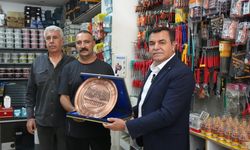 Diyarbakır'da çocuğu zorla götürmeye çalışan şüpheliyi engelleyen esnafa plaket