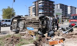 Kilis'te otomobil ile hafif ticari aracın çarpıştığı kazada 3 kişi yaralandı