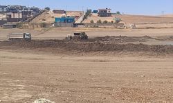 Mardin Büyükşehir Belediyesi Mazıdağı'nda kuruyan gölette temizlik ve ıslah çalışması yaptı