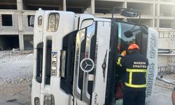 Mardin'de devrilen tırın sürücüsü yaralandı
