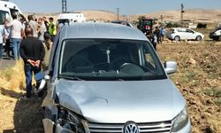 Mardin'de motosiklet ile hafif ticari araç çarpıştı, 4 kişi yaralandı