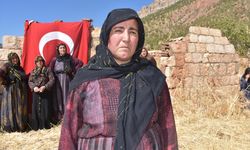 PKK'lı teröristlerin katlettiği yakınlarını, saldırının gerçekleştiği eve Türk bayrağı asarak andılar