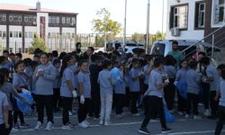 Samsatlı öğrenciler hem okulda hem sokakta temizlik yaptı