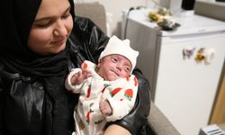 580 gram doğan bebek anasına kavuştu
